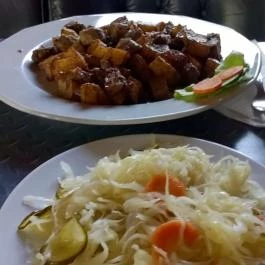 V8 Vendéglő Cece - Étel/ital