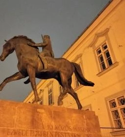 10-es huszárok lovasszobra