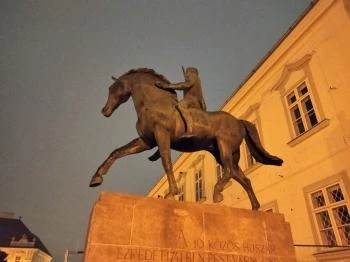 10-es huszárok lovasszobra Székesfehérvár