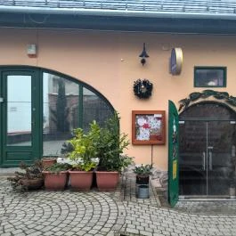 Adullám Kávézó Vác - Külső kép