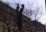 Anya gyermekével szobor Budapest