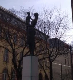 Anya gyermekével szobor