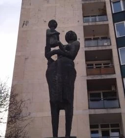 318. legjobb látnivaló: Anya gyermekével szobor