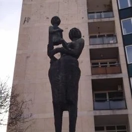 Anya gyermekével szobor Budapest - Egyéb