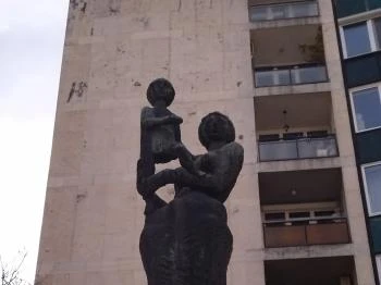 Anya gyermekével szobor Budapest