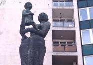 Anya gyermekével szobor Budapest