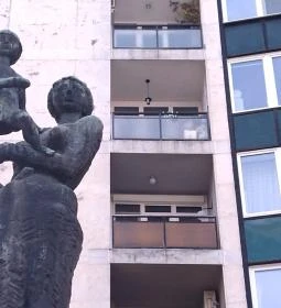 Anya gyermekével szobor