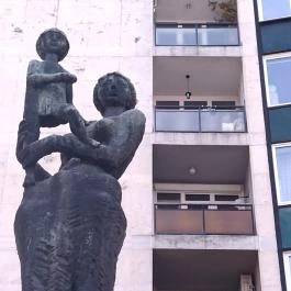 Anya gyermekével szobor Budapest - Egyéb