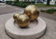 Arany gömb ivókút Makó