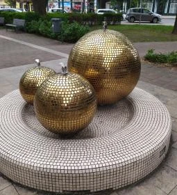 Arany gömb ivókút