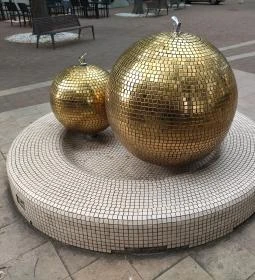 Arany gömb ivókút