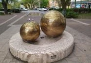 Arany gömb ivókút Makó