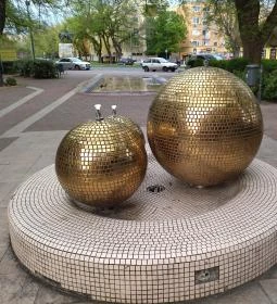 Arany gömb ivókút