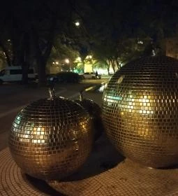 Arany gömb ivókút