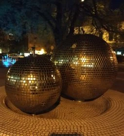 Arany gömb ivókút