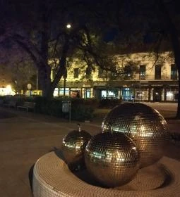 Arany gömb ivókút