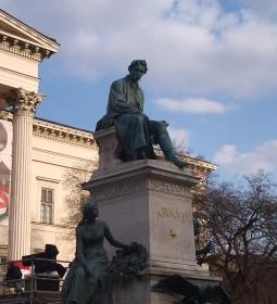 Arany János szobor