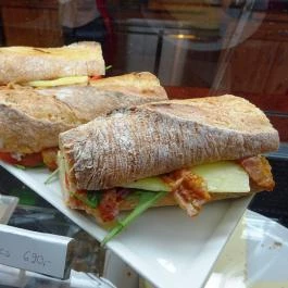 Artizán Bakery & Cafe Budapest - Étel/ital