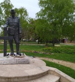 A bajtársának fejfát állító katona