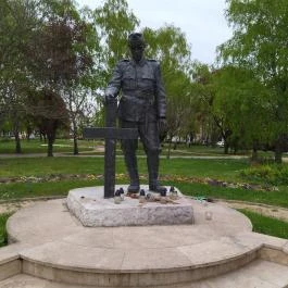 A bajtársának fejfát állító katona Makó - Egyéb