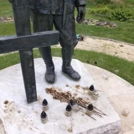 A bajtársának fejfát állító katona Makó - Egyéb