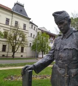 A bajtársának fejfát állító katona