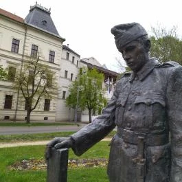 A bajtársának fejfát állító katona Makó - Egyéb