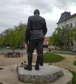 A bajtársának fejfát állító katona