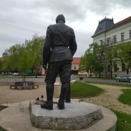 A bajtársának fejfát állító katona Makó - Egyéb