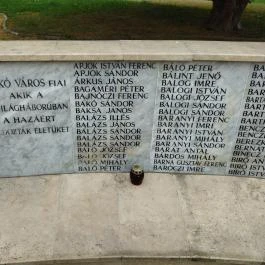 A bajtársának fejfát állító katona Makó - Egyéb