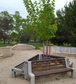 A bajtársának fejfát állító katona