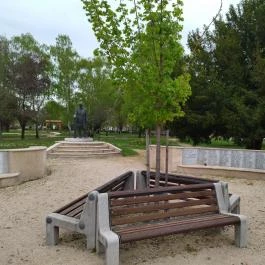 A bajtársának fejfát állító katona Makó - Egyéb