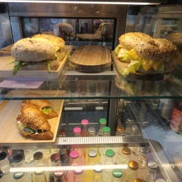 Bomiz Deli Budapest - Étel/ital