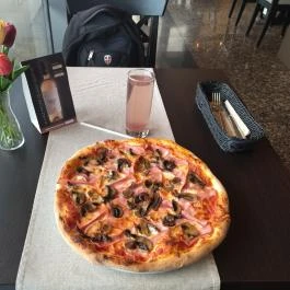 Capri Duna Pizzeria Budapest - Étel/ital