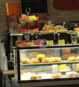 Cosmopolitan Nyelviskola & Café