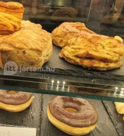 Cosmopolitan Nyelviskola & Café