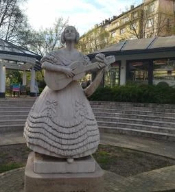 Déryné Széppataki Róza szobor