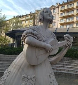 Déryné Széppataki Róza szobor