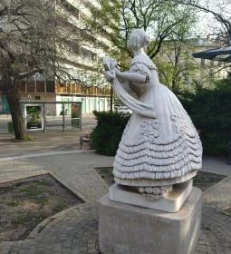 Déryné Széppataki Róza szobor