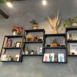 DÓZIS - Fine Pastries & Specialty Coffee Budapest - Belső