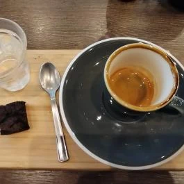 DÓZIS - Fine Pastries & Specialty Coffee Budapest - Étel/ital