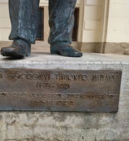 Dr. Sopronyi-Thurner Mihály szobra
