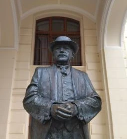 Dr. Sopronyi-Thurner Mihály szobra