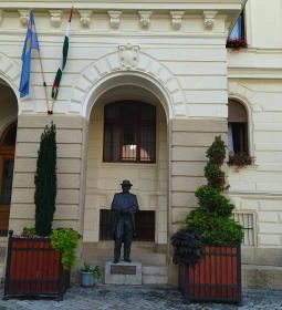 Dr. Sopronyi-Thurner Mihály szobra