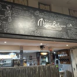 Első Magyar Betyár Kolbászosztó Budapest - Belső