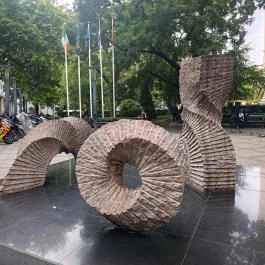 Az erő nyomai, Budapest - Külső kép