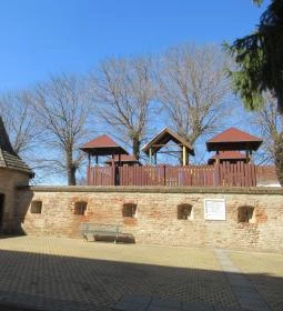 Erődfal és sarokbástya