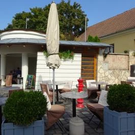 Eszterházy Kávézó és Cukrászda Vác - Külső kép