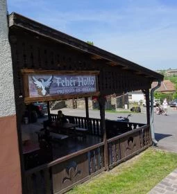 Fehér Holló Kocsma & Terasz