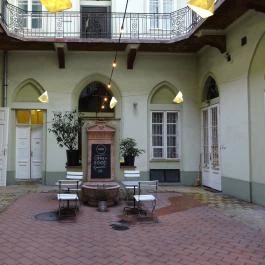 Fekete, Budapest - Belső